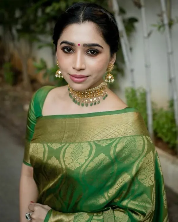 Green_Embellished_Banarasi_Jacquard_Saree_(Green)